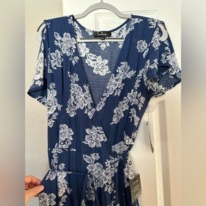 Lulus Blue/White Floral Maxi Wrap Dress Size Large NWT